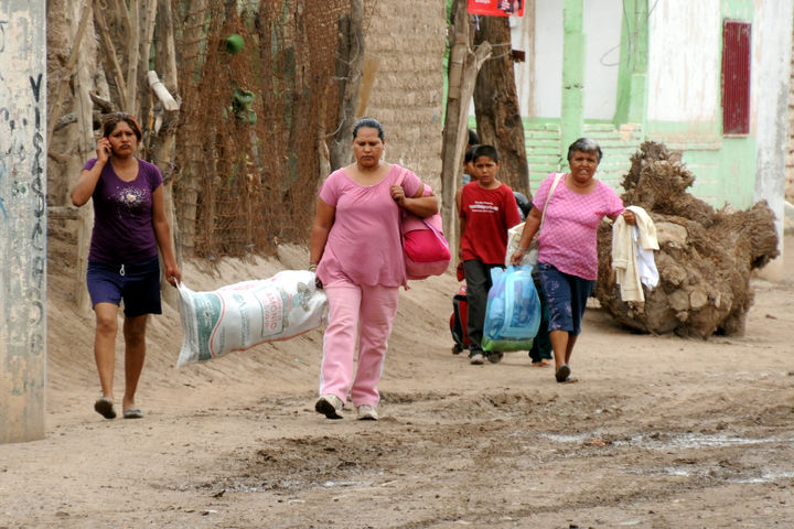 Cecilia Rocha (centro) deja su casa en el ejido Petronilas ante la llegada del Aguanaval. En 1968 Rocha perdió su casa por una inundación. 'No me voy a esperar a que pase de nuevo', dijo ayer.