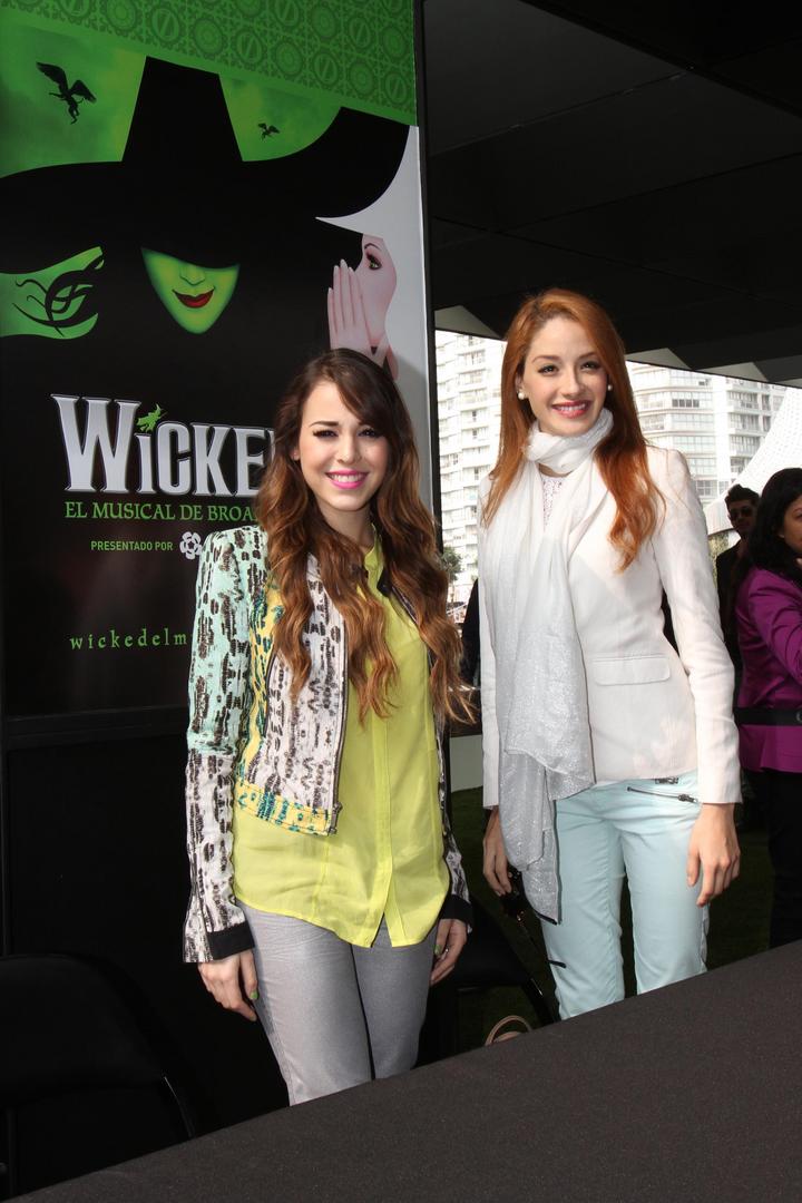 Estreno. La actriz Danna Paola firmó 100 boletos con el nombre de Glinda, su personaje en esa producción.
