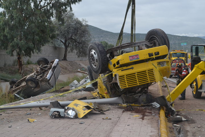 Muerto. Conductor de grúa termina con el cuerpo destrozado al volcarse a la altura de la vialidad conocida como 'La Curva del Japonés' del municipio de Lerdo.