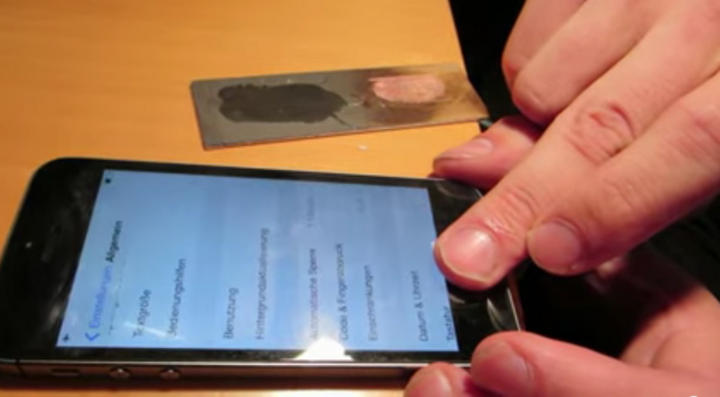 Un usuario logró 'hackear' el sistema de seguridad del iPhone 5s mediante huella dactilar. (YouTube)