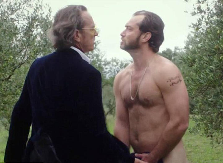 En el avance de la película aparece junto a Richard E. Grant, una escena donde aparece desnudo, lo que permite apreciar que aumentó 13 kilos para interpretar al personaje. (Tomada de DailyMail.co.uk)
