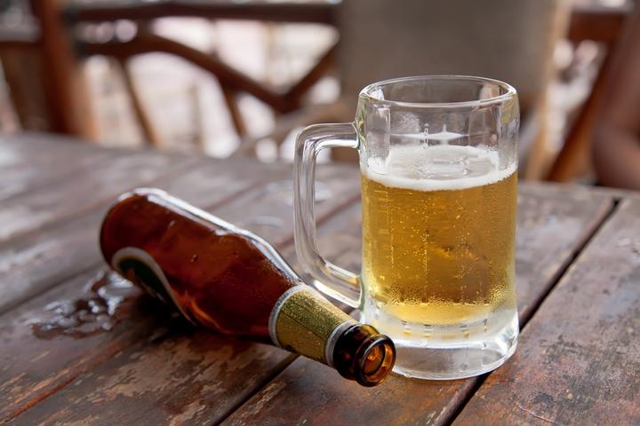 La cerveza es actualmente una de las bebida alcohólicas de mayor consumo a nivel mundial. (ARCHIVO)