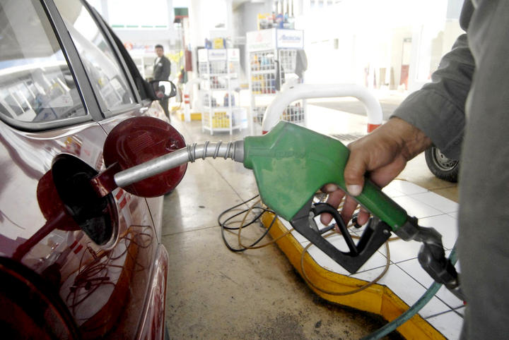 La Canacintra y la Profeco negaron haber difundido el listado sobre gasolineras que venden litros incompletos de combustible.(Archivo)
