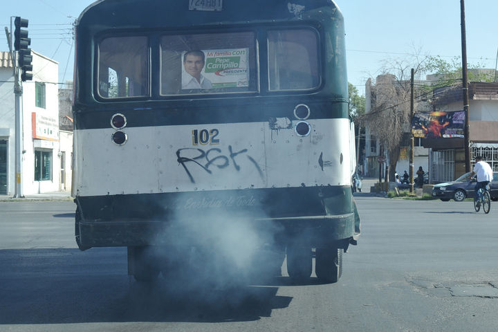 Polución. Los camiones viejos del transporte público son una de las principales fuentes de contaminación del aire en la Comarca Lagunera.