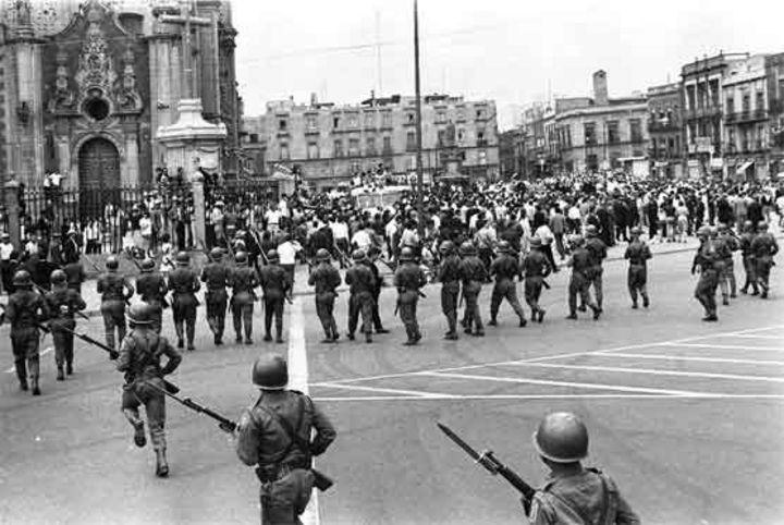 Represión. Las fuerzas del Gobierno persiguieron a los estudiantes en la Plaza de las Tres Culturas.