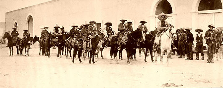 La División del Norte se formó con la unión de grupos revolucionarios de Chihuahua, La Laguna y el norte de Durango. En ella el mando se obtenía desde abajo, la tropa elegía a sus jefes y éstos a su vez eligieron al general en jefe.