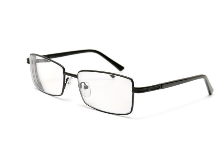 Originalmente, debido a su diseño, los lentes sólo corregían la miopía y la hipermetropía, pero a finales del siglo XIX se generalizó también el uso de lentes cilíndricas para la corrección del astigmatismo. (ARCHIVO)