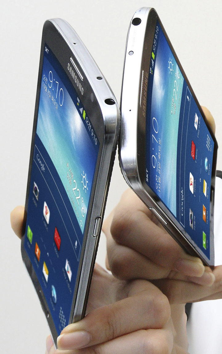 Este nuevo dispositivo contará con una pantalla curva y flexible de 5.7 pulgadas, la misma medida que la recién estrenada 'phablet' Galaxy Note 3, y tendrá una cámara delantera y trasera de 13 megapixeles y un procesador de cuatro núcleos y 2.3 gigahercios. (EFE)