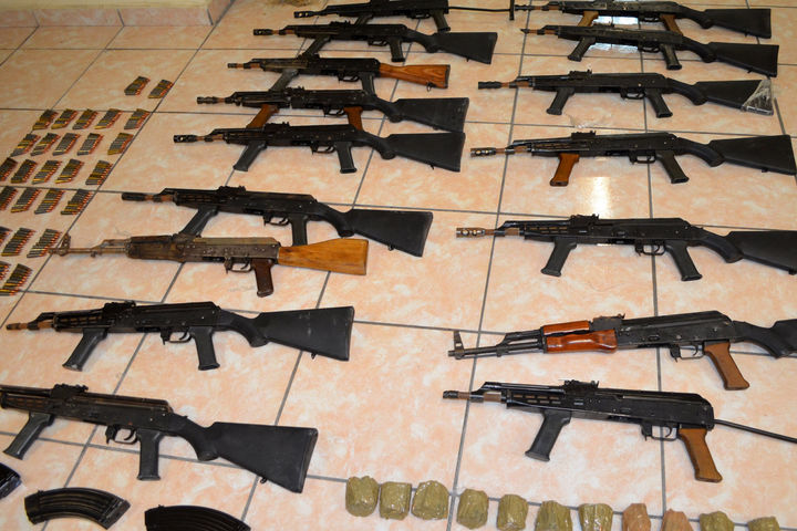 Arsenal. Policías aseguran arsenal de alto poder en  la colonia Nueva los Ángeles,  hay 11 detenidos.         