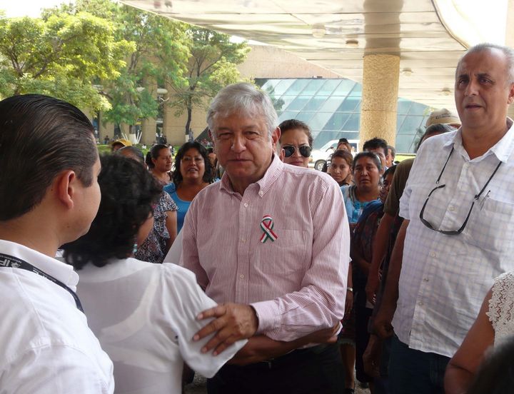 Apoyo.   López Obrador llamó en Chiapas a cerrar filas en torno a la lucha de los maestros contra la Reforma Educativa.