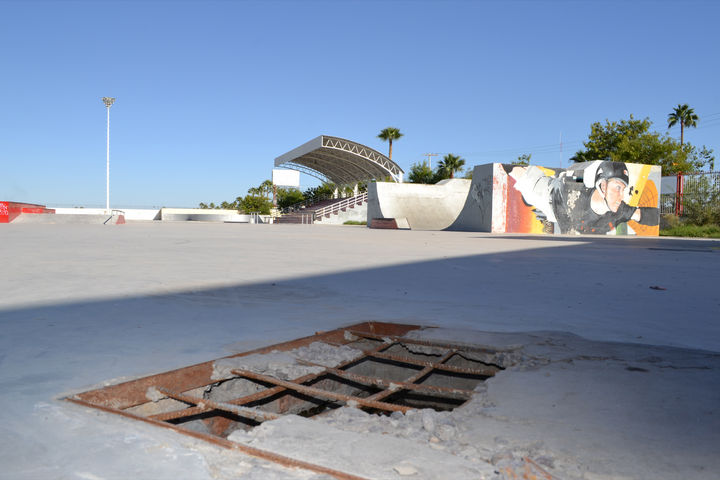 Riesgos. Cables sueltos, registros sin tapa y hasta cristales rotos forman parte del Skate Park de Torreón.