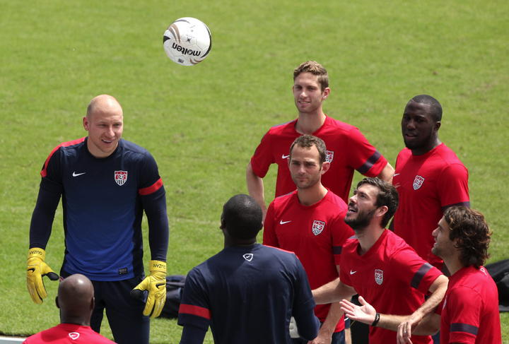 El guardameta de la selección de Estados Unidos, Tim Howard (i), participa en un entrenamiento ayer, en Ciudad de Panamá. (EFE)