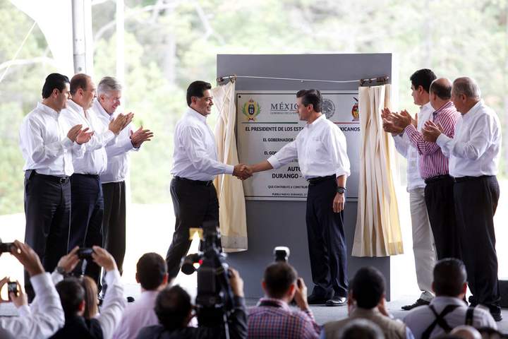 Enrique Peña Nieto develó junto a los gobernadores de Durango y Sinaloa la placa de inauguración de la supercarretera. (NOTIMEX)