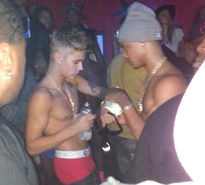 TMZ publicó una foto de Bieber en el club, con los pantalones dejando ver casi toda su ropa interior. (Tomada de TMZ.com)
