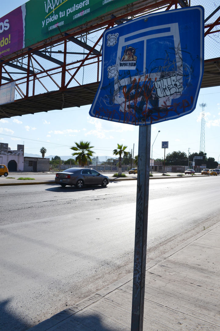 Dañan letreros. Los letreros que indican las paradas de camiones,  las velocidades máximas y paso de peatones lucen dañados. 