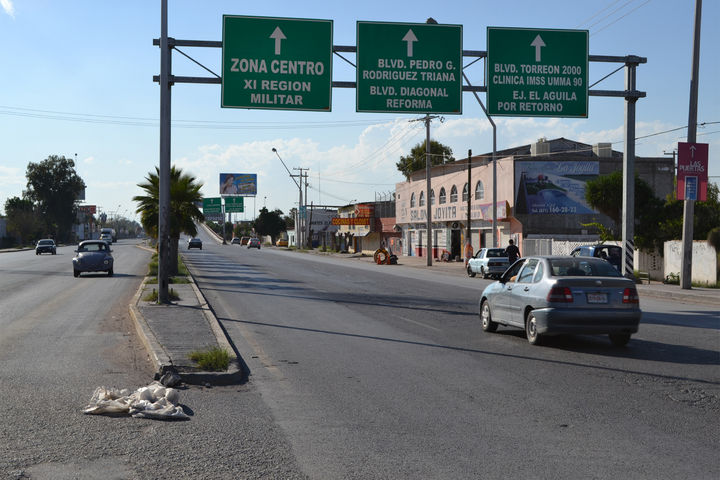 Vialidad con riesgos. Frente al ejido La Joya se han reportado accidentes,  debido a la falta de señalamientos para ingresar al poblado,  además de que no se advierte sobre el retorno de quienes van en los carriles de frente. 
