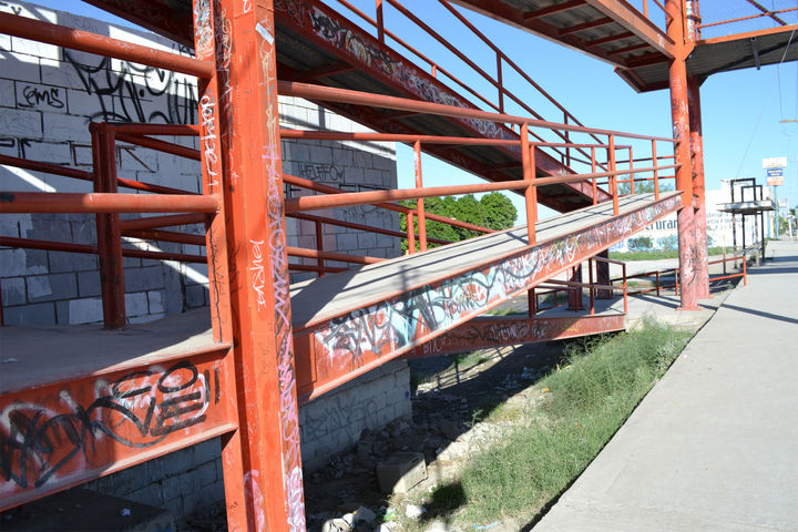 Puentes afectados. Los puentes peatonales de la carretera Torreón-Matamoros se observan llenos de grafiti. 
