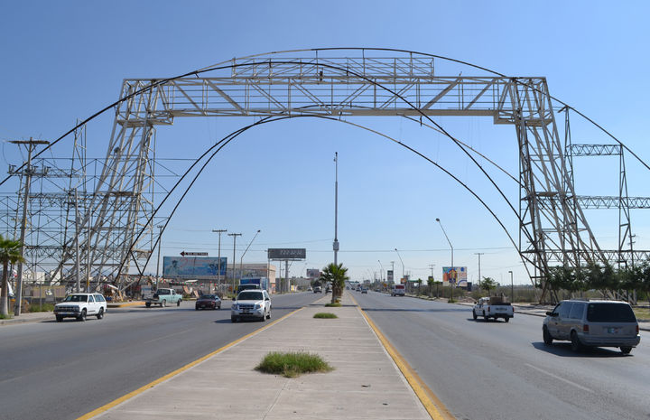 Sin terminar. Actualmente la 'puerta de Torreón' luce incompleta, sólo hay una estructura olvidada.