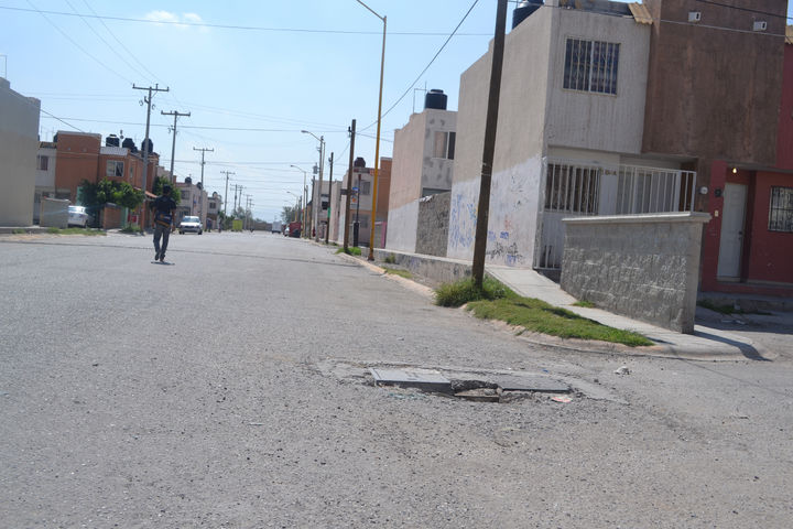 Baches. El robo de alcantarillas y los baches son otro problema que tienen los colonos de Quintas Campestre los Laureles de Torreón. 