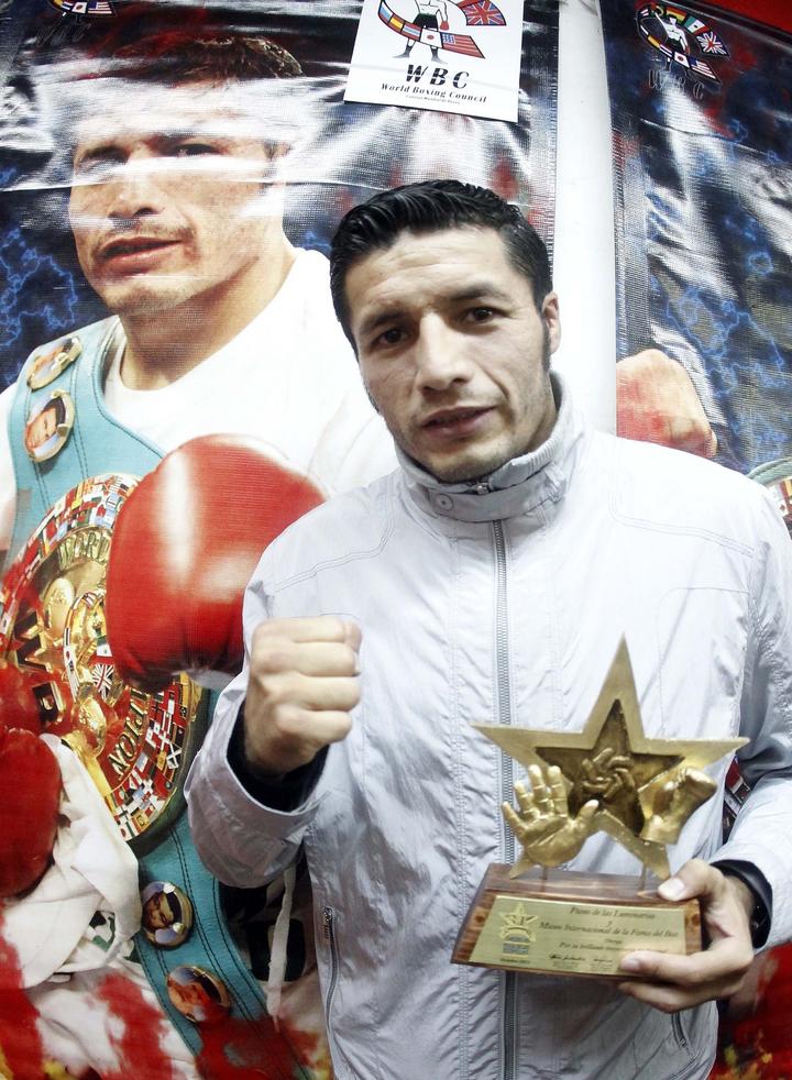 Jhonny González recibió ayer un reconocimiento a su trayectoria boxística. (El Universal)