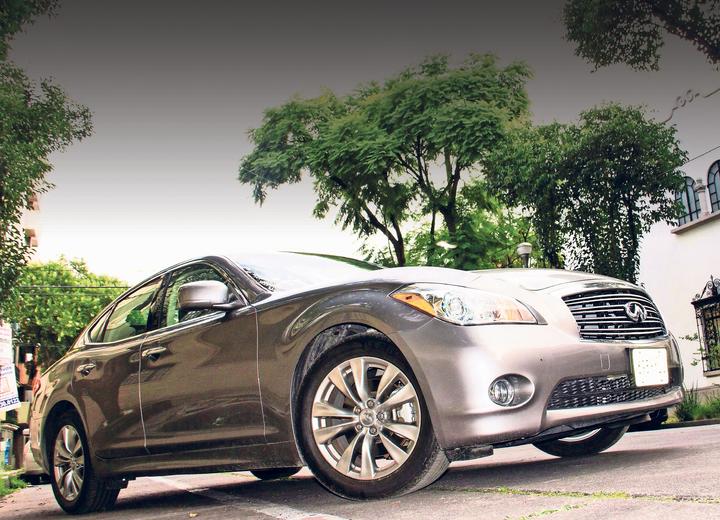 Manejo. Es la combinación perfecta que envuelve una exquisita experiencia de manejo deportivo con una presencia robusta y afilada, que pretende romper esquemas dentro un segmento muy competitivo dentro de las marcas de lujo, nos referimos al 'señorial' M56 de Infiniti.
