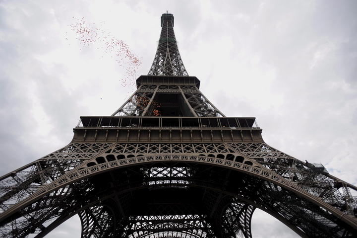 Este proyecto que ahora se mantiene en pie y es mundialmente conocido como la popular Torre Eiffel, se ha vuelto símbolo nacional y su fama es tal que recibe a más de seis millones de personas provenientes de distintos países cada año. (ARCHIVO)