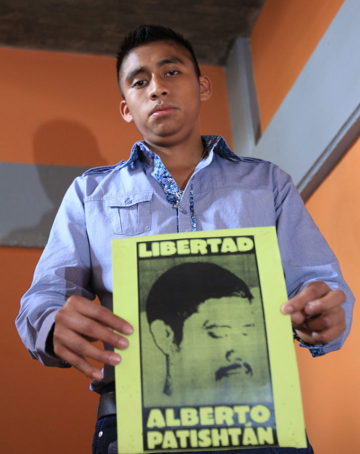 Lo esperan. Hector Patishtán muestra un cartel con la foto de su padre, Alberto Patishtán, tras una rueda de prensa ayer.