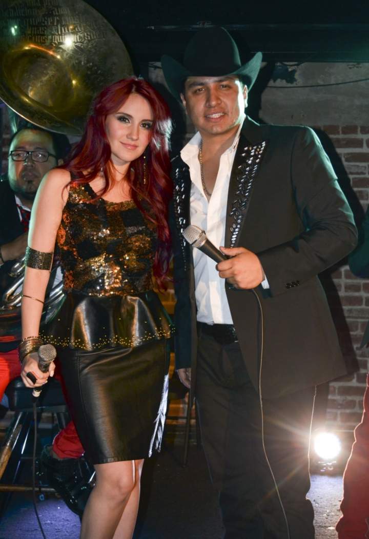 La foto oficial. Dulce y Julión en la grabación del video.
