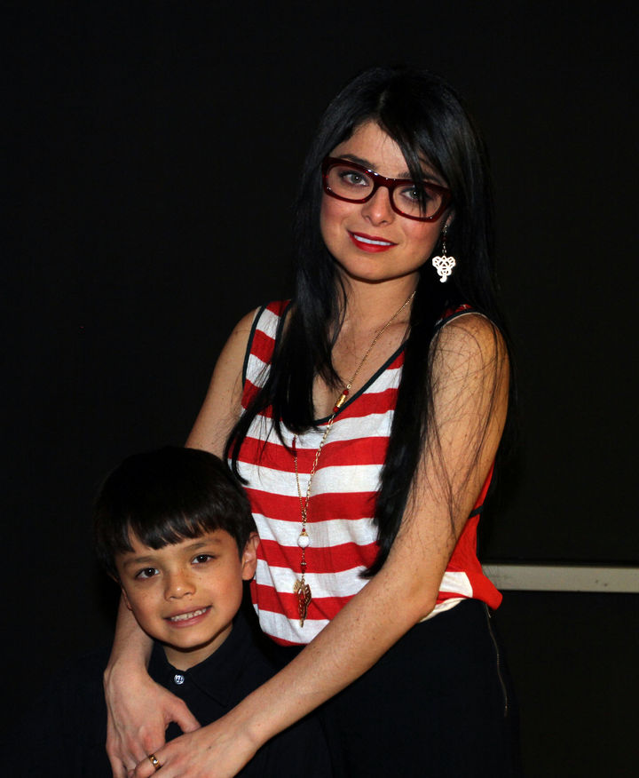 Disfruta Violeta Isfel actuar junto a su hijo Omar en teatro
