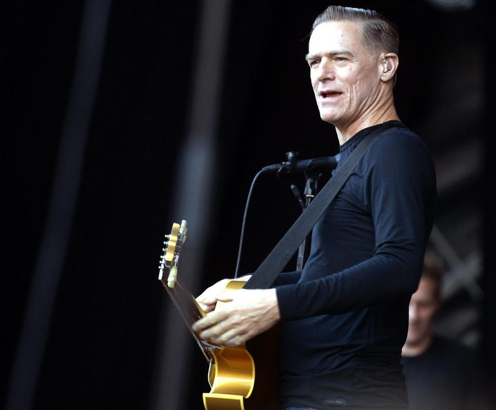 El músico canadiense Bryan Adams, tres veces nominado al Oscar y conocido por sus temas 'Cuts like a knife', 'Heaven' y 'Room service', festeja este martes su cumpleaños 54, tras participar en su faceta de fotógrafo en la campaña publicitaria de una marca de ropa. (ARCHIVO)