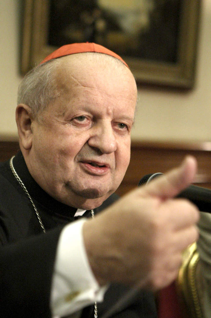 Stanislao Dziwisz defendió al 'Papa peregrino' en el libro-entrevista 'He vivido con un santo', que sale a la venta en estos días en Italia. (Archivo)