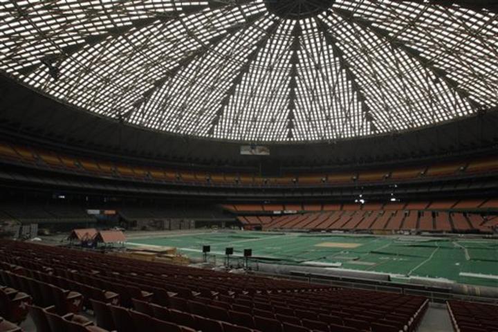 Inaugurado en 1965, el Astrodome fue sede de los Astros y de los Oilers y tenía espacio suficiente para levantar un edificio de 18 pisos debajo de su techo. (AP)