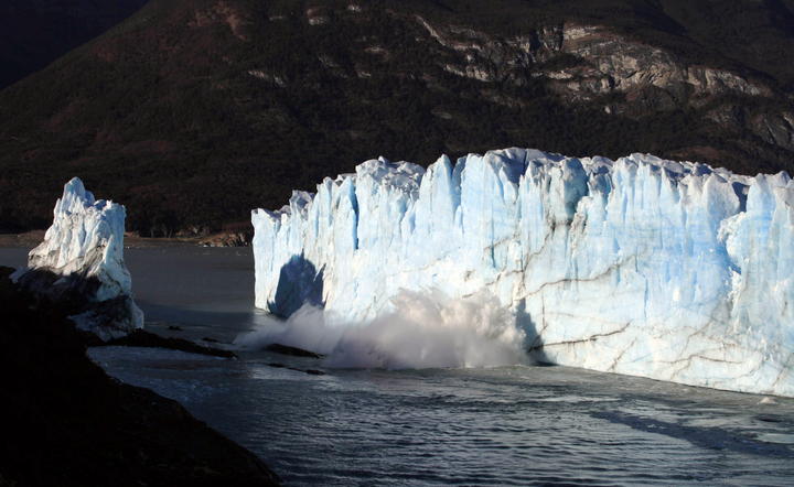 Si bien el derretimiento de los glaciares 'no tiene solución', un experto argentino explicó que, de todas formas, se podría tratar de mitigar el efecto invernadero dejando de usar ciertos gases y combustibles, cambiando los sistemas de producción actuales. (ARCHIVO)