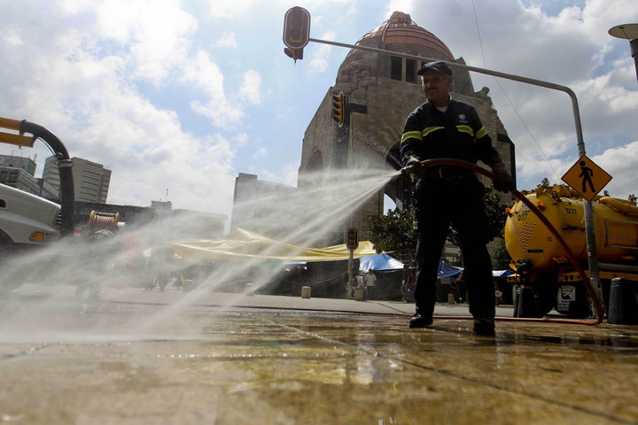 Limpio. Personal de limpieza del Gobierno capitalino ingresó por segunda vez a la Plaza de la República, para barrer y lavar los espacios liberados por la CNTE.
