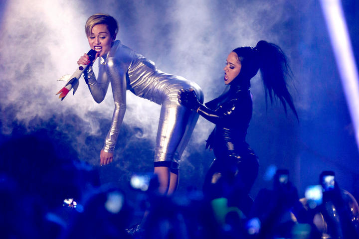 Miley Cyrus abrió la noche al interpretar We Can't Stop. (AP) 