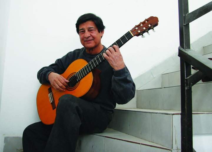 El músico. Héctor Guerrero es un músico que tiene 45 años dedicados a la docencia de la guitarra clásica. Estudió la licenciatura en música en la Universidad de Texas y ha formado a varias generaciones de guitarristas en la región. Actualmente está trabajando en un nuevo libro.