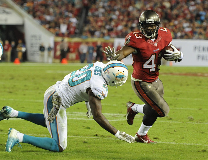 Un pase de una yarda de Bobby Rainey coronó una ofensiva de 80 yardas para los Bucaneros. (Foto de AP)