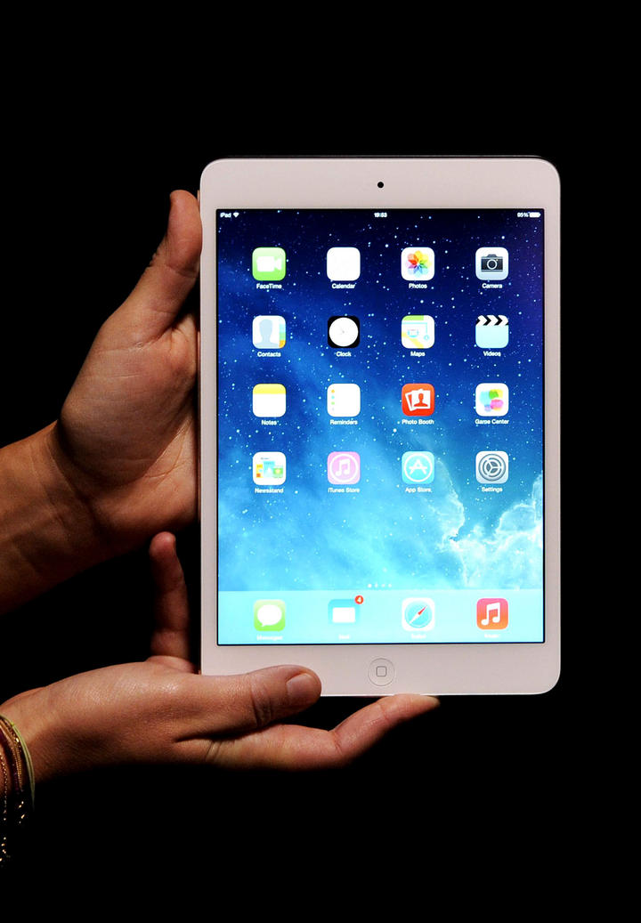El iPad mini retina cuenta con el nuevo procesador A7 que corre a 64 bits, una red de Wi-Fi que ofrece mejor conectividad y la pantalla de 2,048 x 1,536 pixeles. (Archivo)
