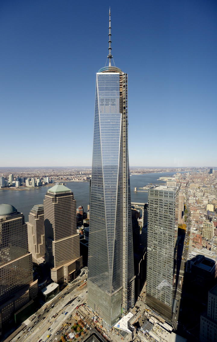 El Four World Trade Center, de setenta y dos pisos de altura, roza en la esquina sureste con el Memorial del 11S, lo que ha hecho en la inauguración estuviera aún más presente los atentados que ocurrieron hace ya doce años. (EFE)