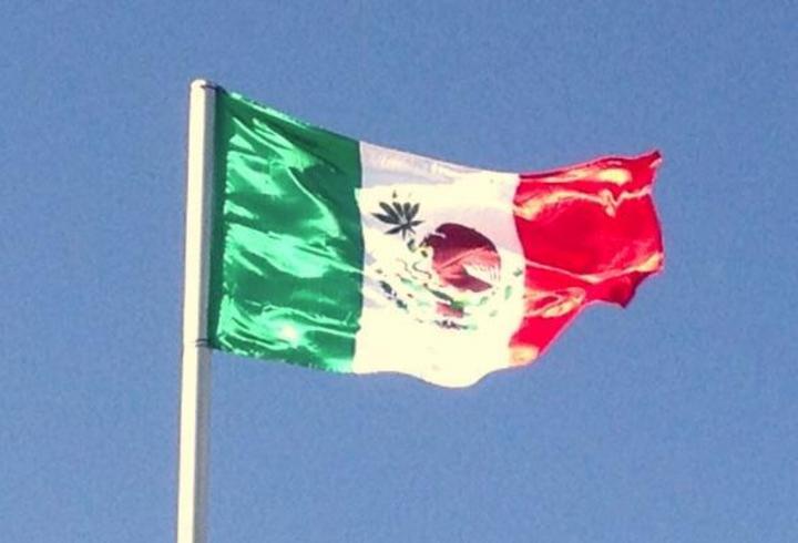 McLaren exhibe bandera mexicana con hoja de marihuana
