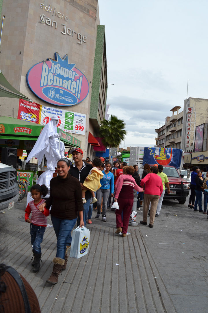 Centro. Los laguneros aprovecharon las supuestas ofertas por el Buen Fin en el Centro de Torreón. 