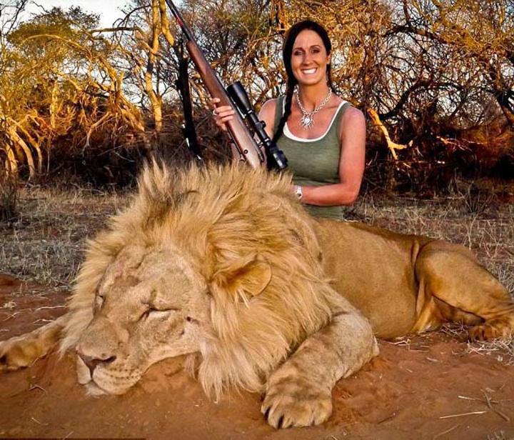 Melissa Bachman causó indignación por presumir un foto en la que aparece posando con una gran sonrisa con un rifle en la mano, al lado del cadáver de un león. (Twitter)