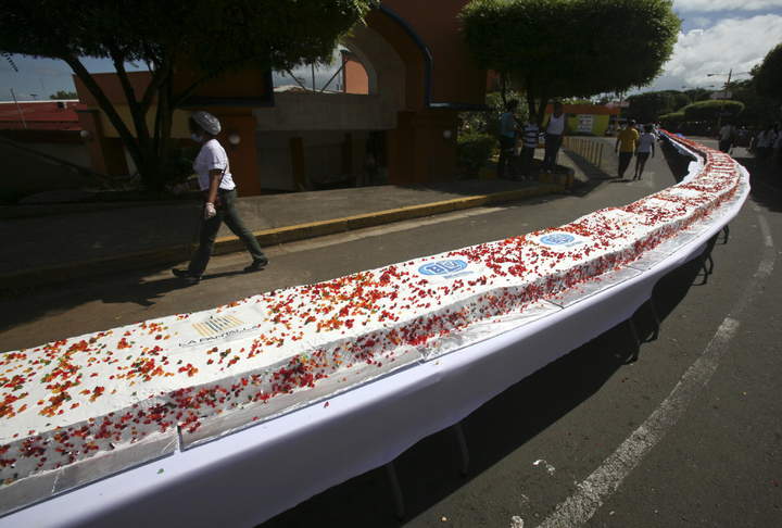 Fue certificado el pastel de frutas más grande del mundo, que fue elaborado en Nicaragua por 300 reposteros para recaudar fondos a favor de niños y niñas quemados y con cáncer. (EFE)
