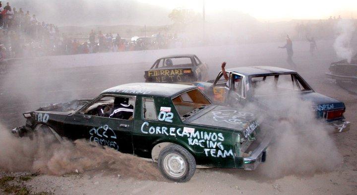 Los Pilotos Suicidas estarán en la pista del Autódromo Gerardo Lozano de Torreón, ello durante el cierre del Campeonato de Arrancones. La espectacularidad de los ‘autos chocones’ hará las delicias del público lagunero.