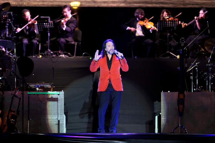 Marco Antonio Solís apareció en el escenario con camisa y pantalón negros y saco rojo, para dar gracias Dios por la oportunidad de cantar en un lugar lleno de historia. (Notimex)
