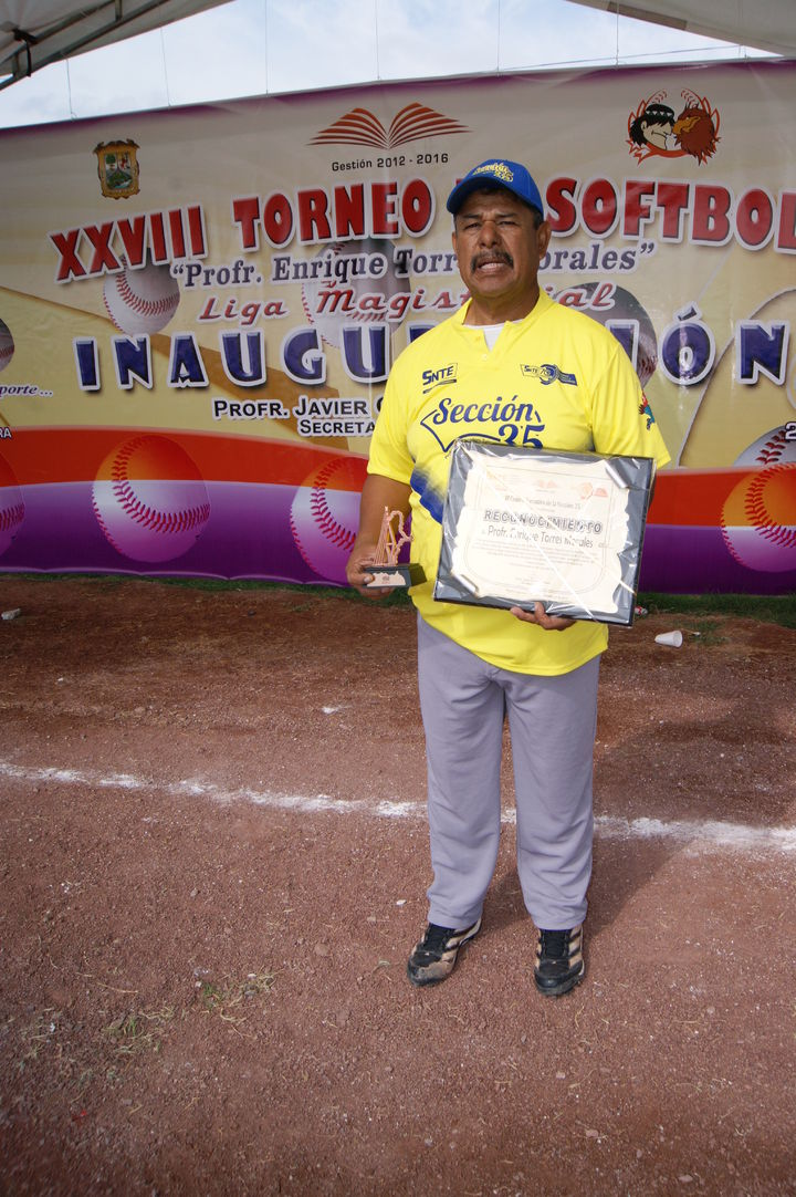 Una larga trayectoria avala a Enrique Torres Morales, quien da su nombre a la temporada de la Liga Magisterial de Softbol de la Sección 35. Honran trayectoria de Enrique Torres