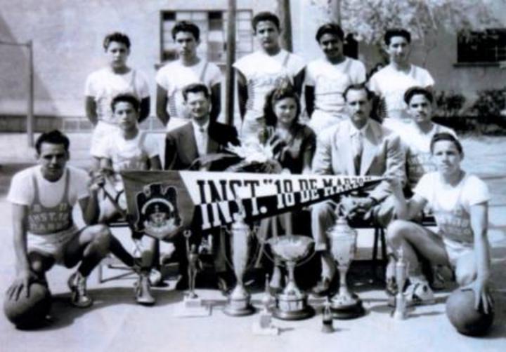 De traje oscuro, el Lic. Genaro R. Mijares, Director del Instituto 18 de Marzo y el Profr. Luis L. Vargas, con los integrantes del equipo de basquetbol, en los años 50.
