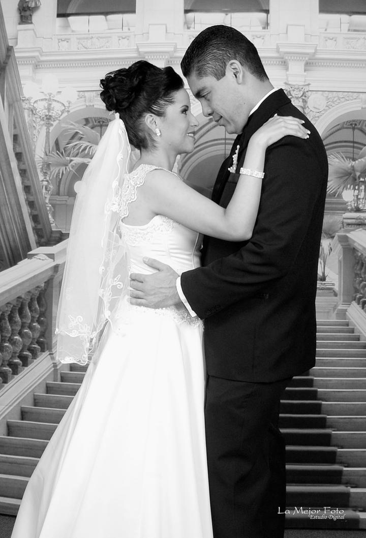 
LDG Lizeth Cardona Noriega e Ing. Diego Alejandro Félix Reyes se juraron amor el día de su boda.- La mejor foto estudio digital
