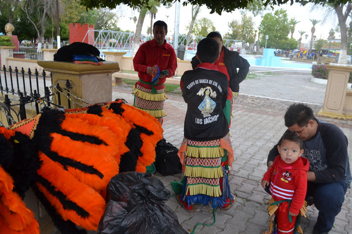 Niños. El integrante más joven de la danza de la Santa Cruz tiene apenas dos años de edad.