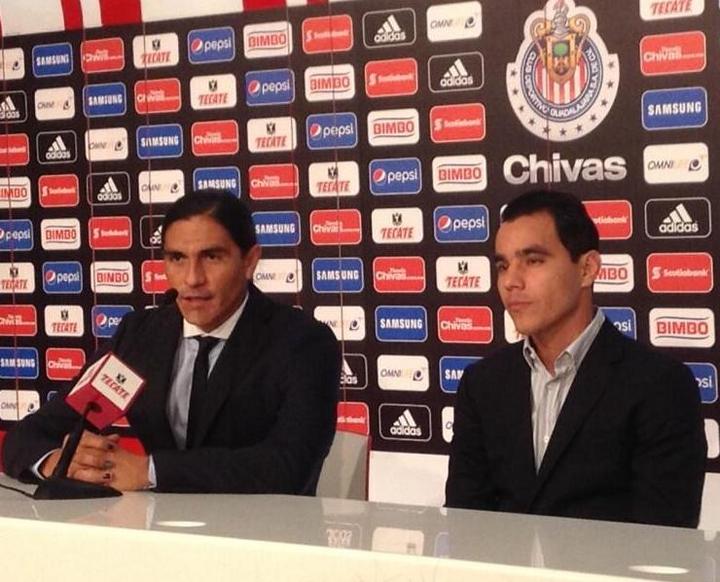 Palencia presentó a Bravo como el primer refuerzo de Chivas. (Twitter)